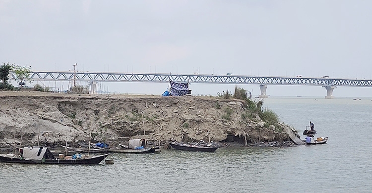 ঝুঁকিতে পদ্মা সেতু প্রকল্পের দুই কিলোমিটার বাঁধ, দেখা দিয়েছে ভাঙন